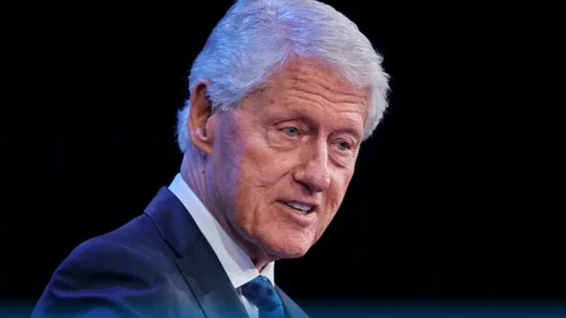 Bill Clinton, amuzat când răsfoiește fotografiile cu Jeffrey Epstein. Avocata încearcă să dreagă busuiocul
