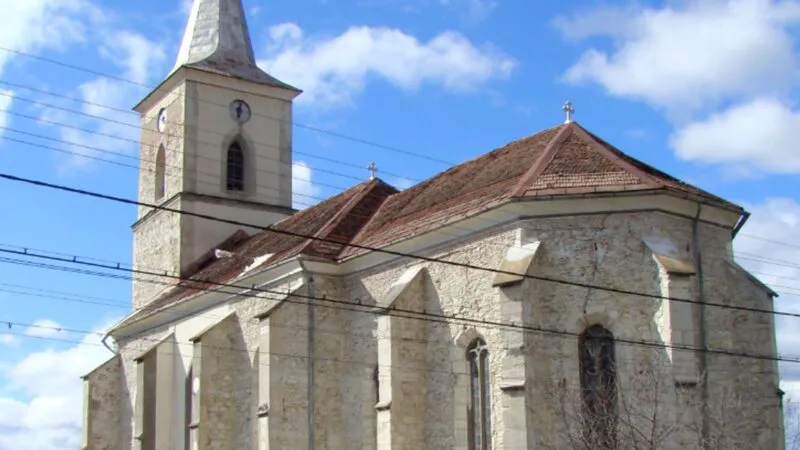 Biserica Scroafei din Transilvania are o legendă tulburătoare. Altarul conține reproduceri după trei lucrări celebre atribuite lui Leonardo da Vinci