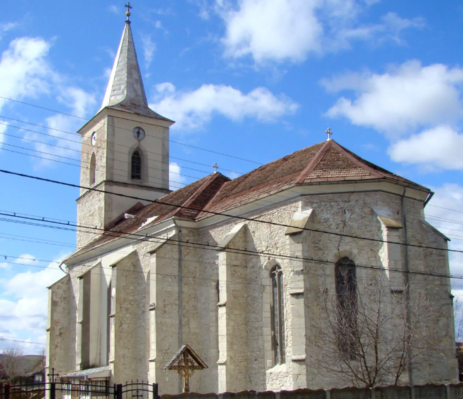 Biserica Scroafei din Transilvania are o legendă tulburătoare. Altarul conține reproduceri după trei lucrări celebre atribuite lui Leonardo da Vinci