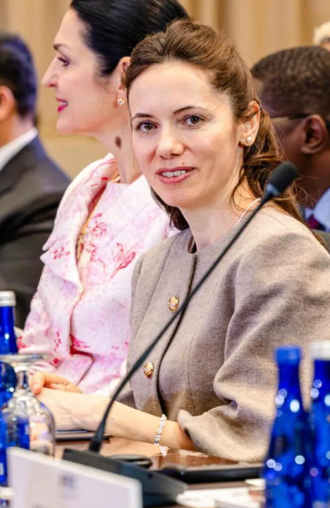 Bijuteriile Mirabelei Grădinaru. Poartă aceleași accesorii de când a devenit parteneră de președinte, iar semnificația lor e una puternică