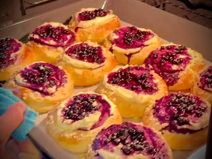 Chifle pufoase cu brânză și afine – rețetă pas cu pas pentru desert de casă perfect