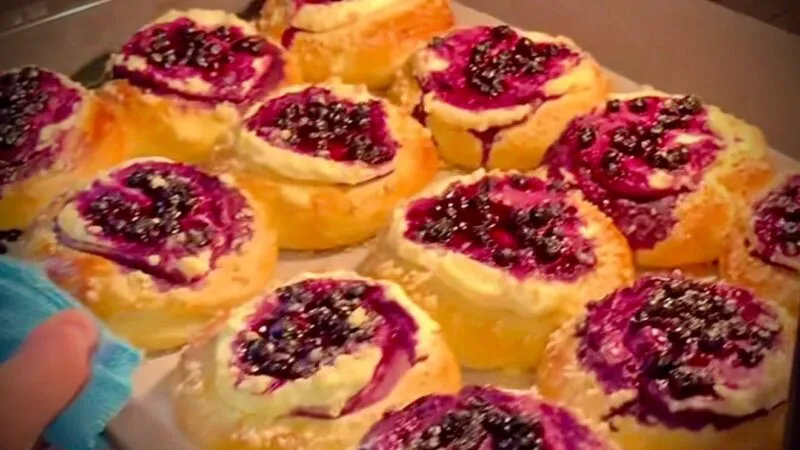 Chifle pufoase cu brânză și afine – rețetă pas cu pas pentru desert de casă perfect