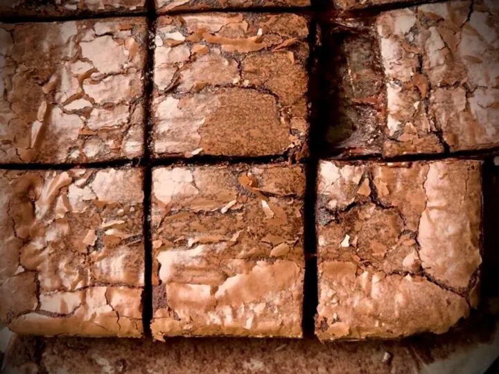 Brownies cu ciocolată intensă și crustă lucioasă. Rețetă simplă