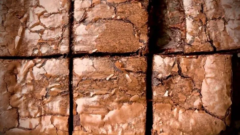 Brownies cu ciocolată intensă și crustă lucioasă. Rețetă simplă