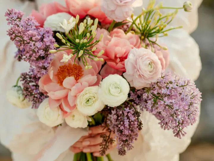 Bancuri. O tânără prinde buchetul cu flori la nunta colegei. Se îndreaptă bucuroasă spre prietenul ei…