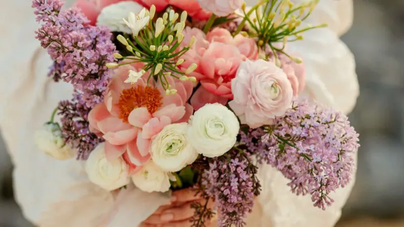 Bancuri. O tânără prinde buchetul cu flori la nunta colegei. Se îndreaptă bucuroasă spre prietenul ei…