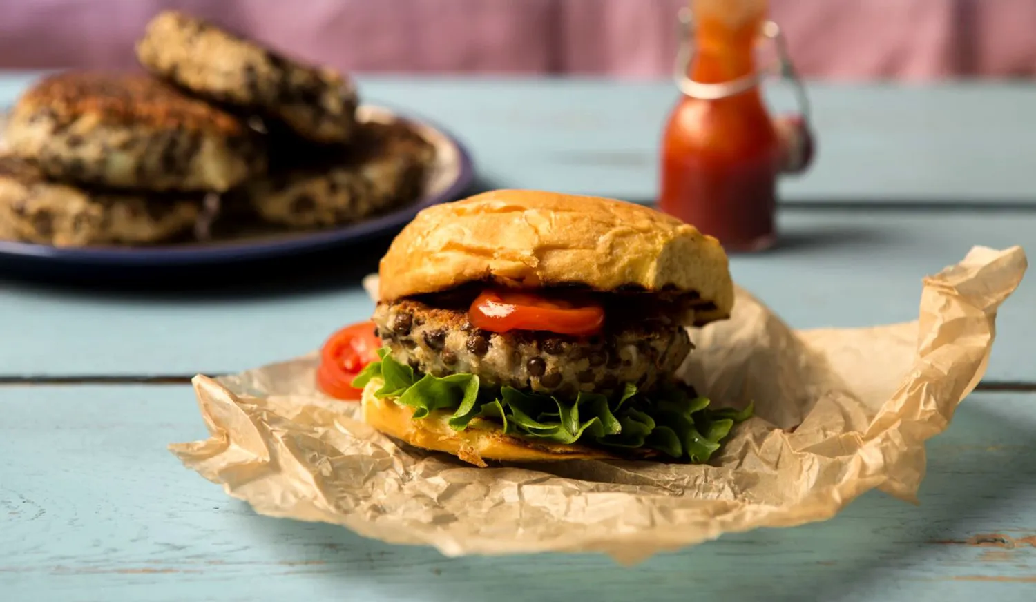 Burgeri cu linte verde, cartofi și ciuperci, mâncarea preferată a spaniolilor din Postul Paștelui. Rețeta e incredibilă!