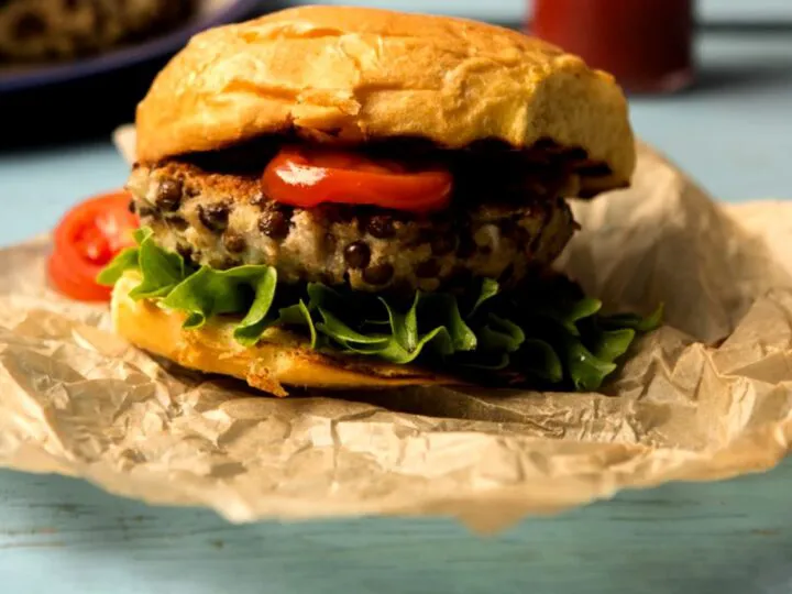 Burgeri cu linte verde, cartofi și ciuperci, mâncarea preferată a spaniolilor din Postul Paștelui. Rețeta e incredibilă!