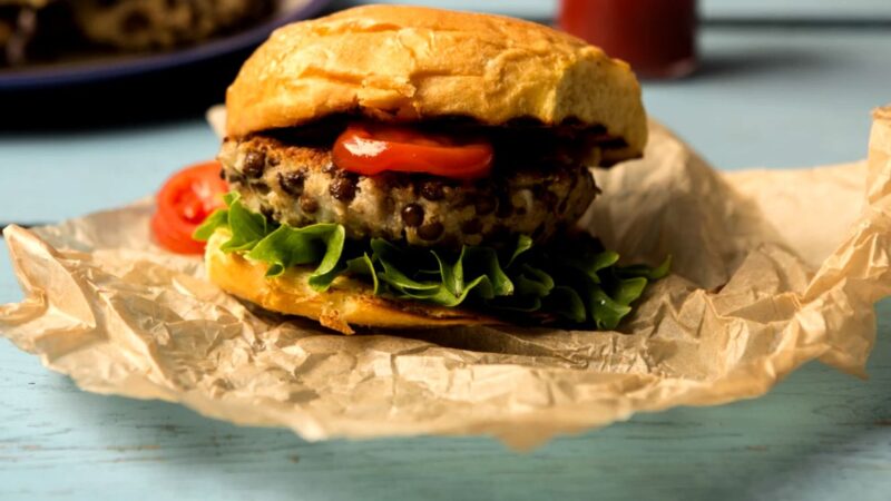 Burgeri cu linte verde, cartofi și ciuperci, mâncarea preferată a spaniolilor din Postul Paștelui. Rețeta e incredibilă!