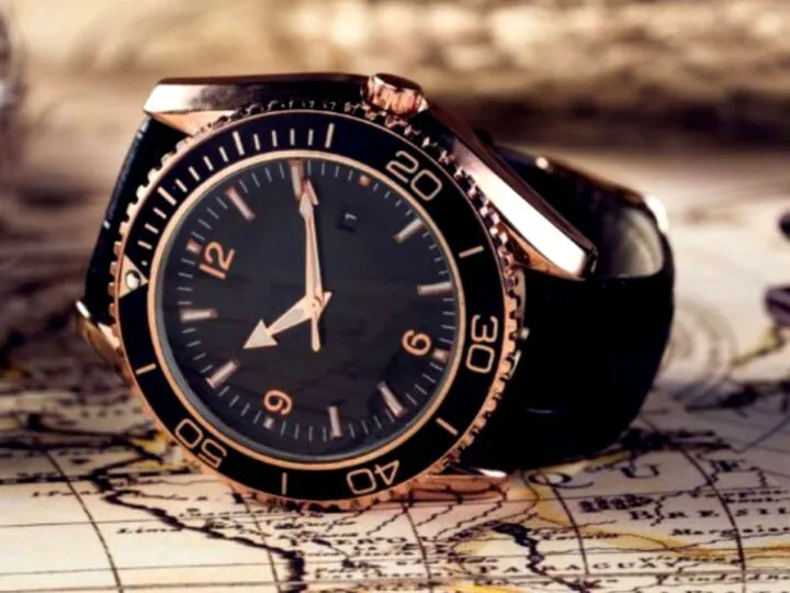 Bancuri. Acuzat ca a furat un ceas, hoțul explică: Ce era sa fac, domnule judecător? Ceasul mergea…