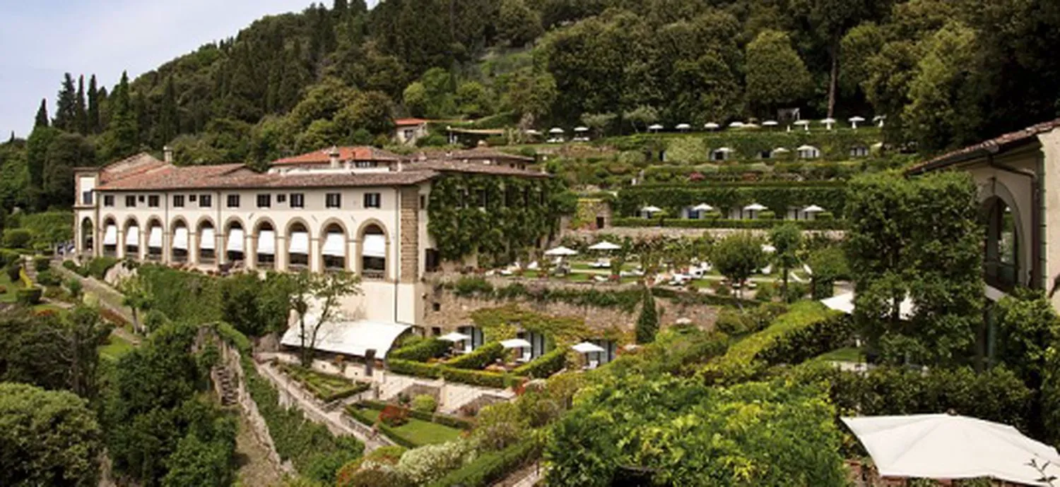 Bancuri. Doi ciobani: Măi, Gheorghe, mare lucru îi benoclu ăsta! Leșini de râs ce urmează