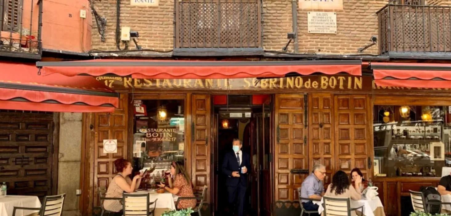 Bancuri. Cât costă o pizza? 30 de lei, dar fetelor frumoase Ie facem reducere. E genial ce urmează