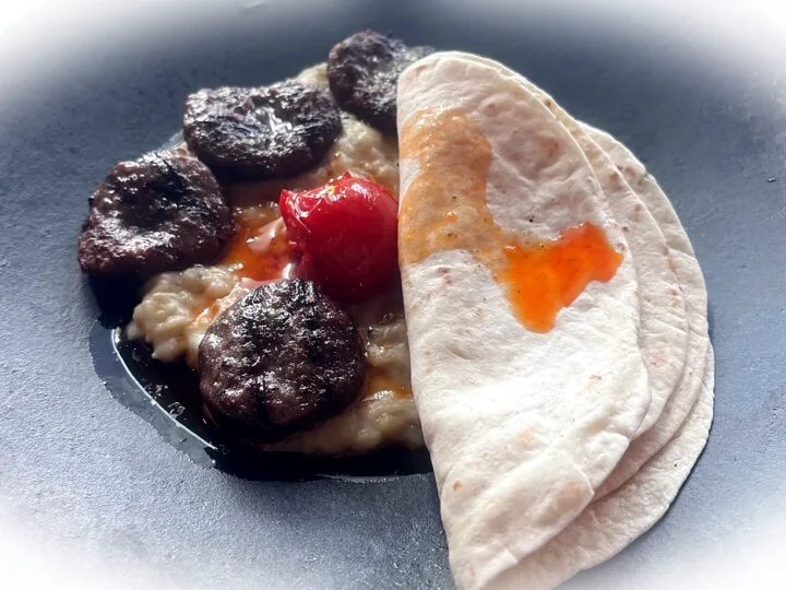 Rețetă de chiftele de vită pe pat de piure de vinete. Un deliciu turcesc la tine acasă