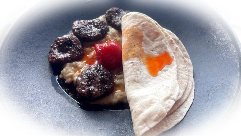 Rețetă de chiftele de vită pe pat de piure de vinete. Un deliciu turcesc la tine acasă