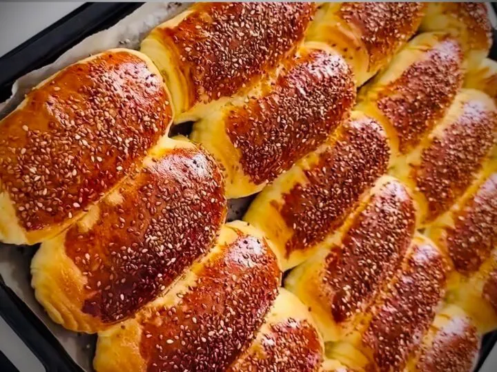 Cornuri pufoase cu unt – rețeta perfectă pentru acasă