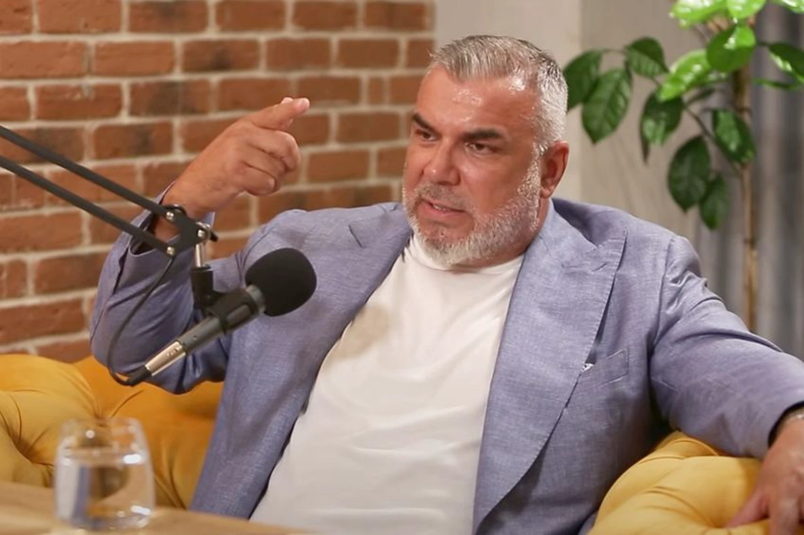 Premierul Bolojan și-a făcut curaj și a sunat președintele Emiratelor pentru repatrierea românilor din zona periculoasă