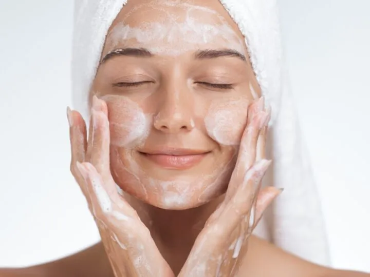 Ce produse de curățare să folosești pentru un ten curat și fără luciu: 7 pași simpli