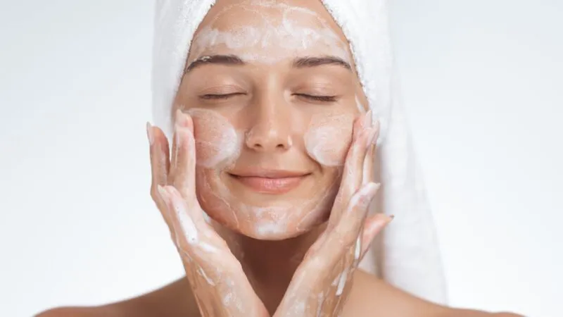 Ce produse de curățare să folosești pentru un ten curat și fără luciu: 7 pași simpli