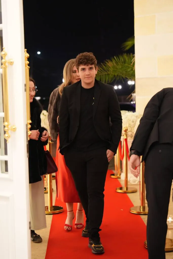 Fiul Marei Bănică, bătut de profesor la școală - ultimele informații. Autoritățile au intervenit 4 Fiul Marei Bănică, bătut de profesor la școală - ultimele informații. Autoritățile au intervenit