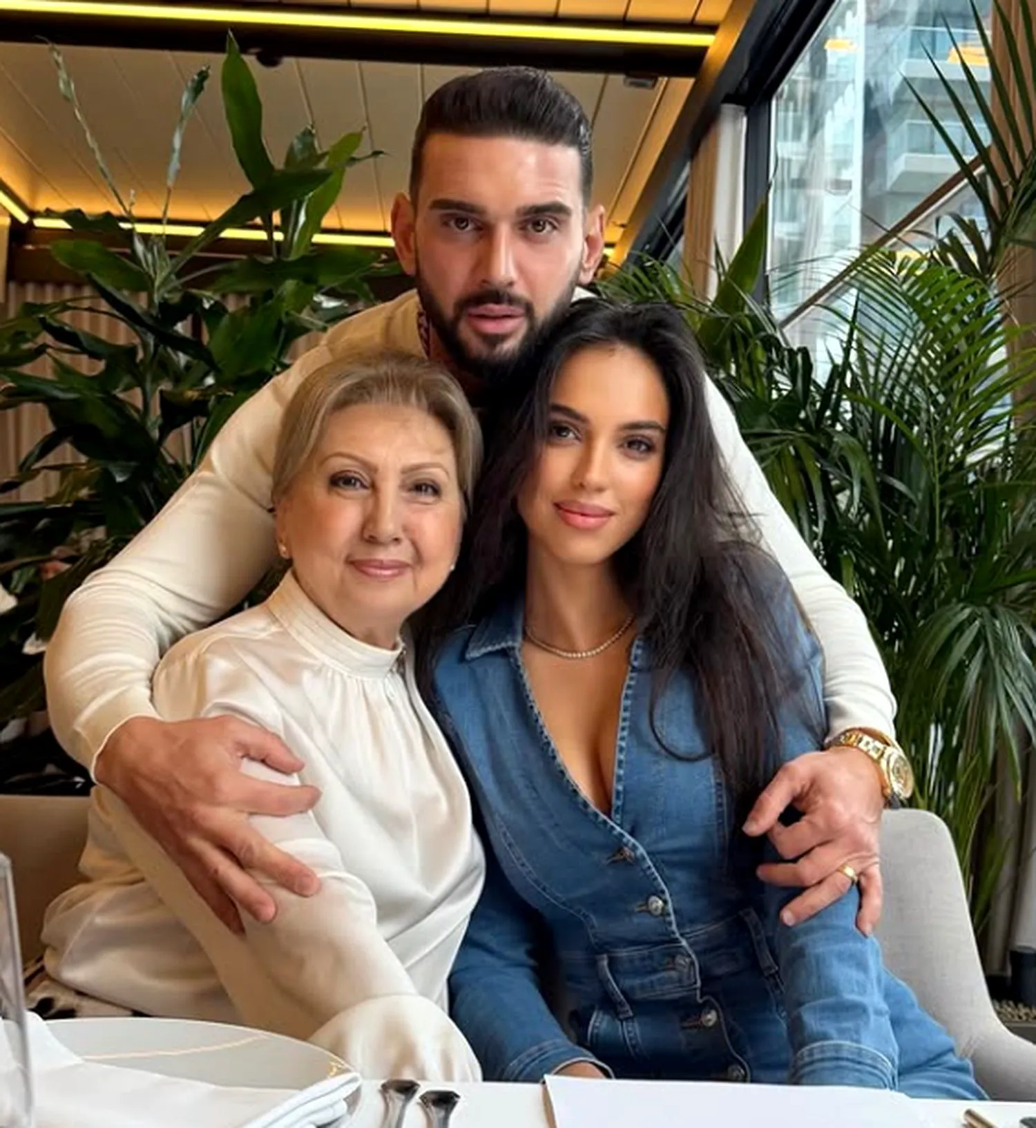 Dorian Popa face nuntă cu 25.000 de trandafiri albi. Mireasa a vrut rochie din „dantelă franțuzească exclusivistă”, mirele va fi „James Bond-ish”