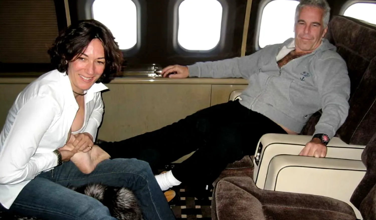 Regele Charles îl compara cu Robert Redford, Epstein îl ducea în cartierul roșu din Thailanda. Cum a căzut în dizgrație prințul Andrew