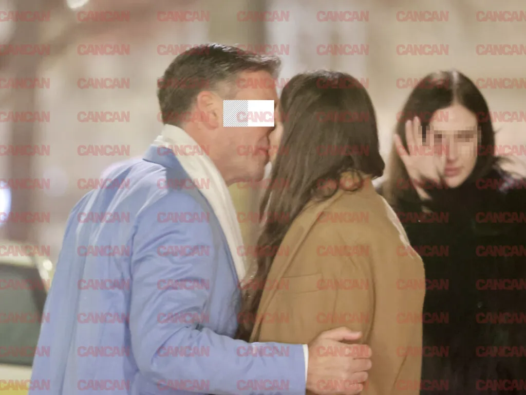 Fiica de 24 de ani a Andreei Berecleanu se iubește cu un bărbat trecut de prima tinerețe! S-a sărutat cu grizonatul sub ochii tuturor