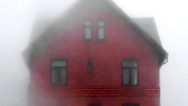 Casa care apare și dispare. Locuința din cărămidă roșie trece dintr-o dimensiune în alta
