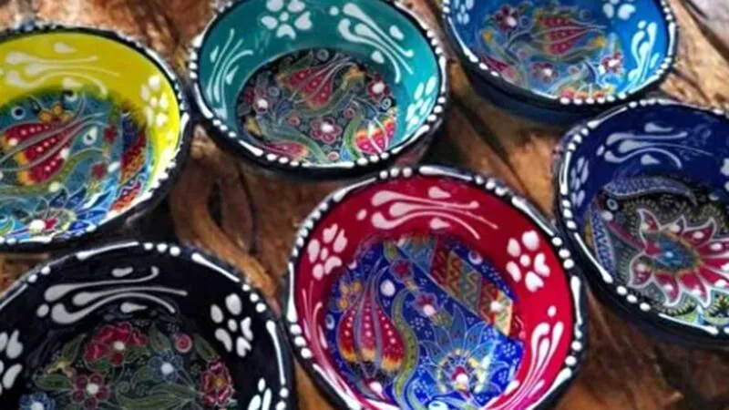 Bancuri. Sunteţi acuzată că aţi aruncat cu o farfurie în capul soţului. Regretaţi această faptă?