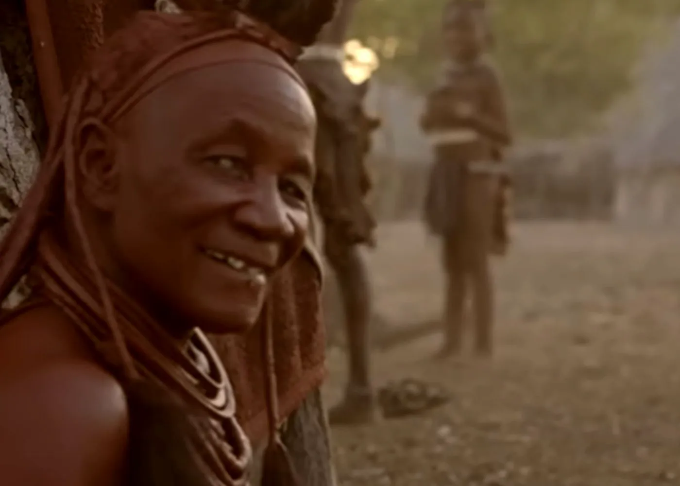 Femeile roșii ale deșertului. Nu au voie să folosească apă pentru a spăla, dar sunt cele mai frumoase din Africa 4 Femeile roșii ale deșertului. Nu au voie să folosească apă pentru a spăla, dar sunt cele mai frumoase din Africa