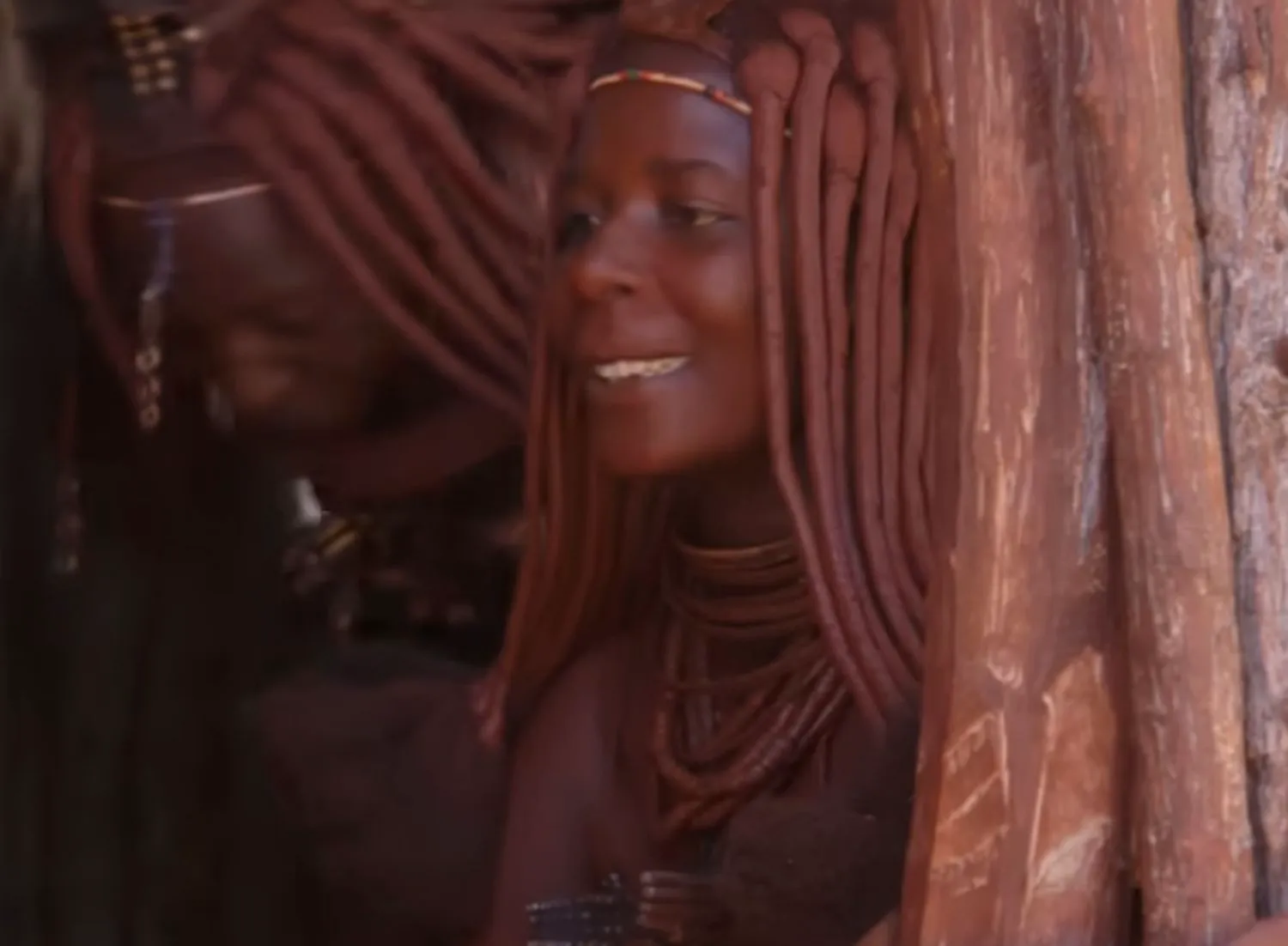 Femeile roșii ale deșertului. Nu au voie să folosească apă pentru a spăla, dar sunt cele mai frumoase din Africa 5 Femeile roșii ale deșertului. Nu au voie să folosească apă pentru a spăla, dar sunt cele mai frumoase din Africa