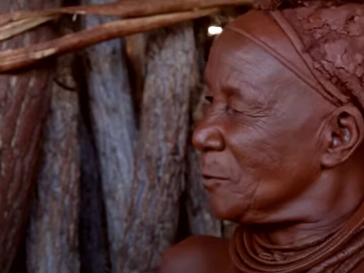 Femeile roșii ale deșertului. Nu au voie să folosească apă pentru a spăla, dar sunt cele mai frumoase din Africa