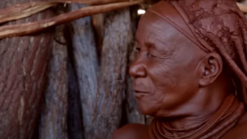 Femeile roșii ale deșertului. Nu au voie să folosească apă pentru a spăla, dar sunt cele mai frumoase din Africa