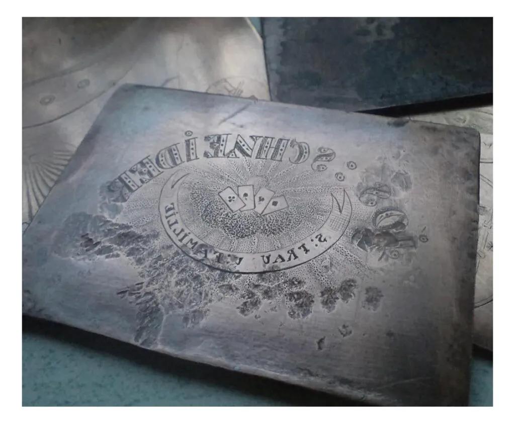 Jurnalistul Liviu Alexa, cum nu l-ați mai văzut – artist vizual. El reinventează „Filcǎi” pe simezele din București