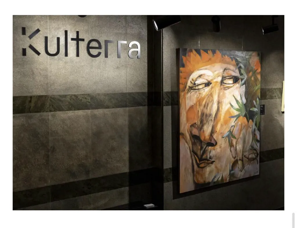 Jurnalistul Liviu Alexa, cum nu l-ați mai văzut – artist vizual. El reinventează „Filcǎi” pe simezele din București