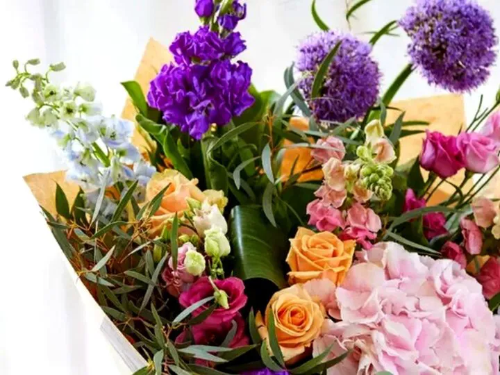 Bancuri. Domnule, cumpărați flori pentru scumpa dumneavoastră nevastă…