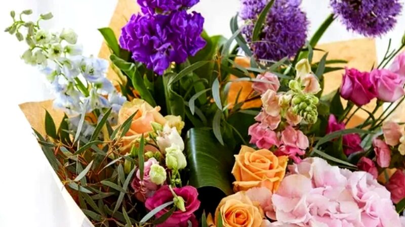 Bancuri. Domnule, cumpărați flori pentru scumpa dumneavoastră nevastă…