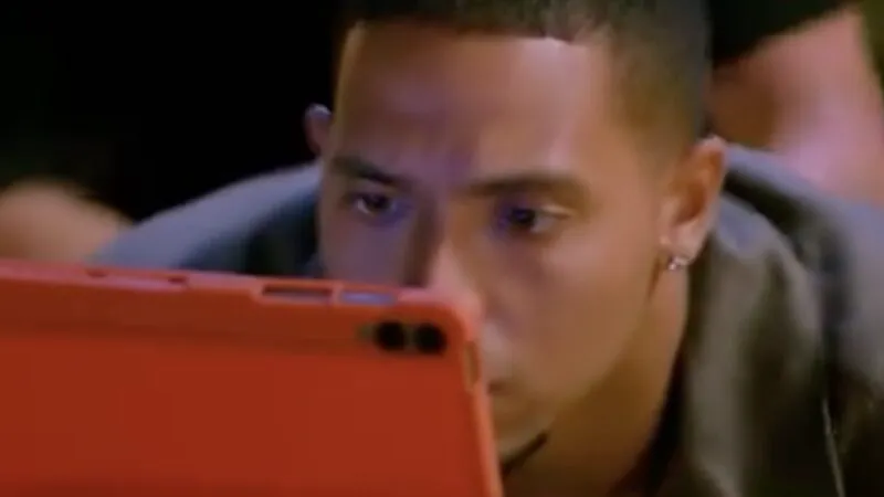 Momente dramatice la „Insula Iubirii”. Un concurent a spart tableta și a fost necesară intervenția bodyguarzilor – video