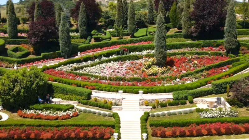 Grădina de la Banpotoc, paradisul italian din inima României. Un spectacol al naturii și artei