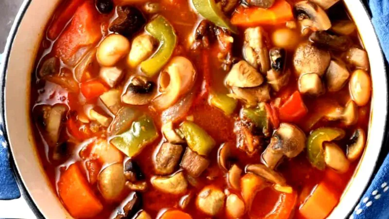 Gulaș vegetarian din Ungaria, nelipsit de pe masă în Postul Paștelui. Rețeta are 1001 de gusturi