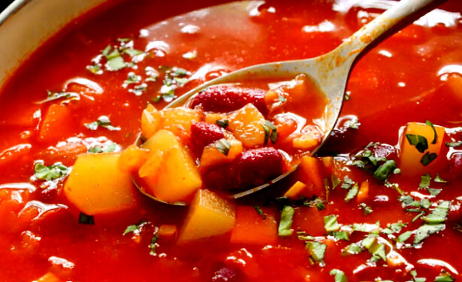 Gulaș vegetarian din Ungaria, nelipsit de pe masă în Postul Paștelui. Rețeta are 1001 de gusturi