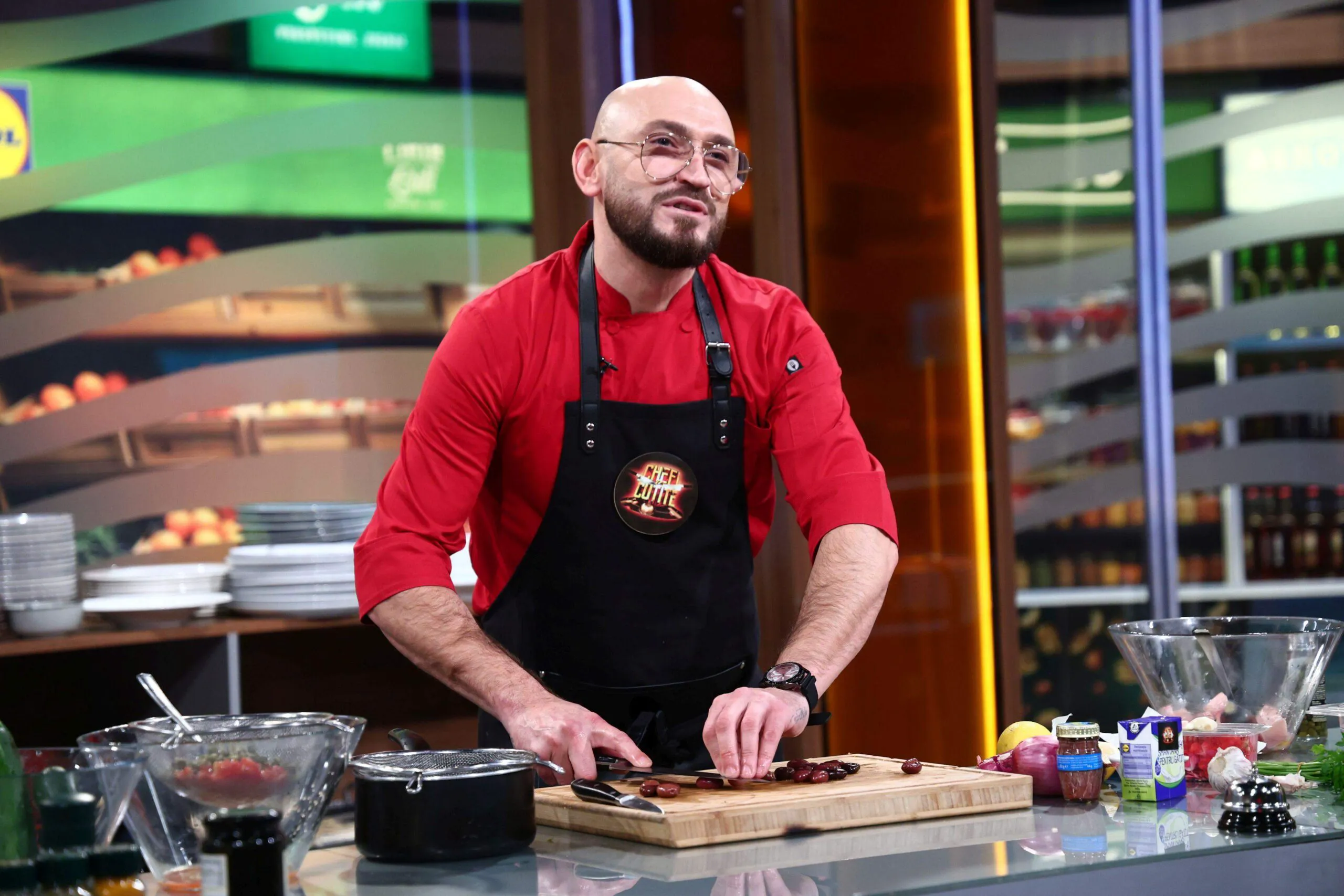 Sezon incendiar la Chefi la cuțite. Un român i-a servit pe Brad Pitt și Angelina Jolie, altul a stat drept în fața Reginei