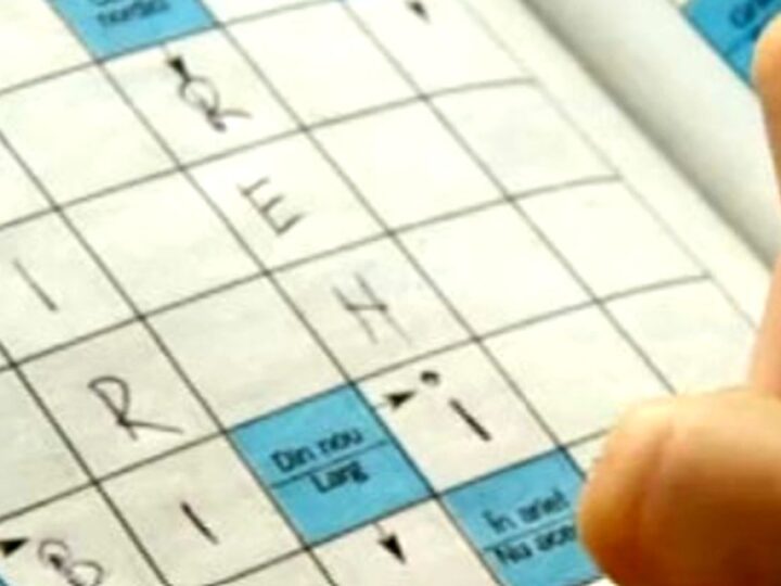 Bancuri. Soția face integrame la trei dimineața, când pe ușă intră soțul mort de beat…