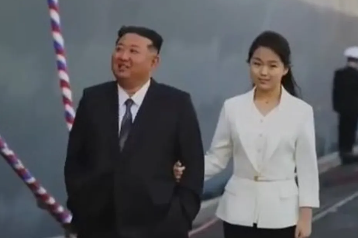 Liderul nord-coreean Kim Jong Un și fiica sa adolescentă, la poligon în fabrica de muniții. Imagini care uimește lumea