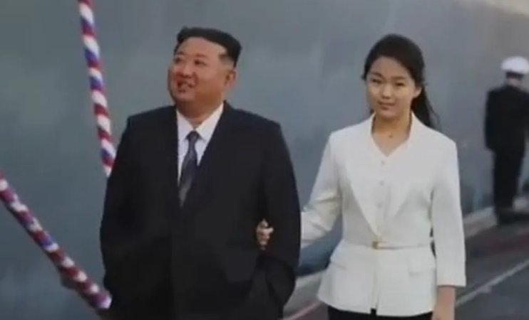 Liderul nord-coreean Kim Jong Un și fiica sa adolescentă, la poligon în fabrica de muniții. Imagini care uimește lumea