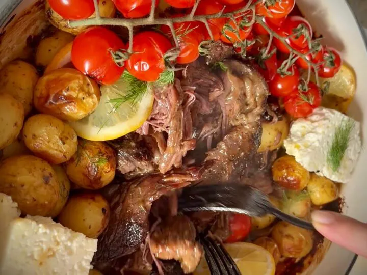 Rețetă grecească de vită înăbușită – preparatul perfect pentru o masă în familie