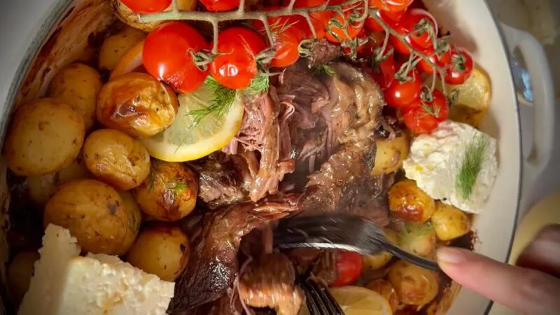 Rețetă grecească de vită înăbușită – preparatul perfect pentru o masă în familie