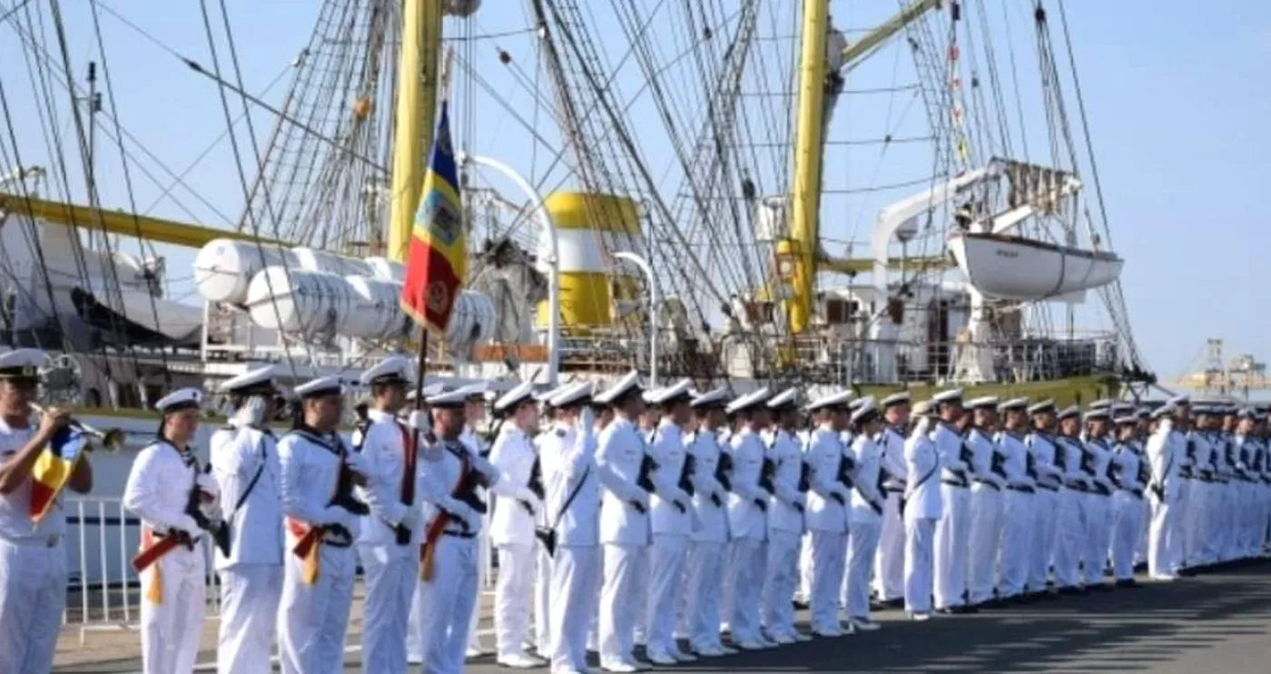 Bancuri. Un marinar îsi învată câinele să vorbească la telefon. Ce-i spune blănosul legat de nevastă-sa