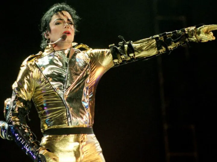 Patru frați acuză că Michael Jackson i-a abuzat sexual, la casele lui Elton John și Elizabeth Taylor. „Din gimnaziu, m-a aruncat în Iad”