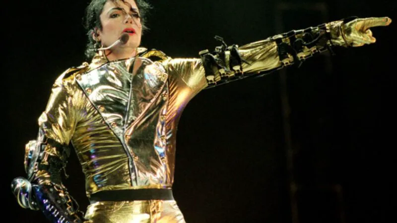 Patru frați acuză că Michael Jackson i-a abuzat sexual, la casele lui Elton John și Elizabeth Taylor. „Din gimnaziu, m-a aruncat în Iad”