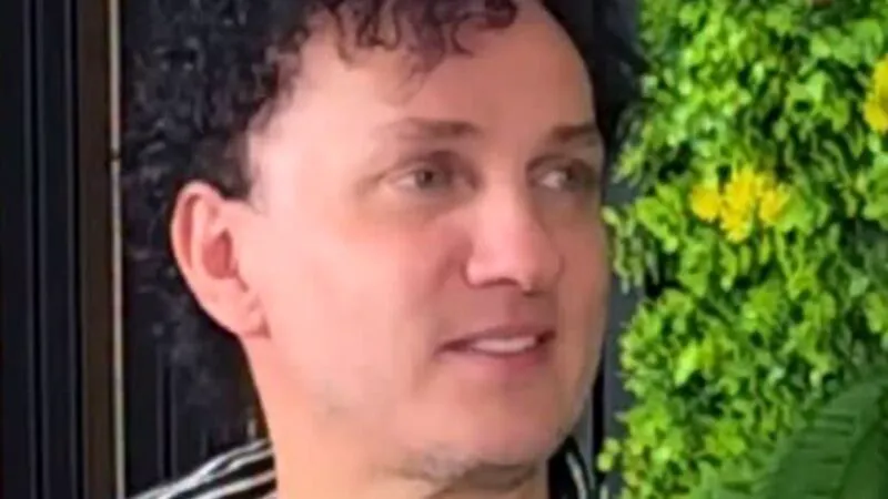 Mihai Trăistariu, transformat într-o „găinușă”. I-au pus și puișori în cap. Imaginile spun totul